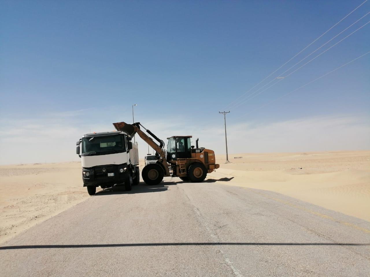 بلدية محافظة بقيق ترفع أكثر من 12250م3 رمال خلال ثلاث أيام بعد التقلبات الجوية